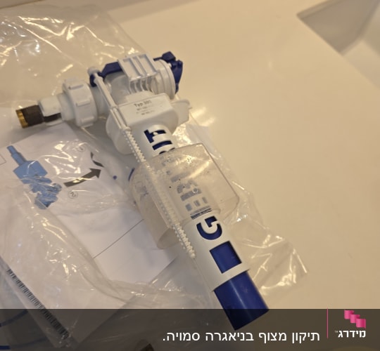 חלקי אינסטלציה על משטח עבודה